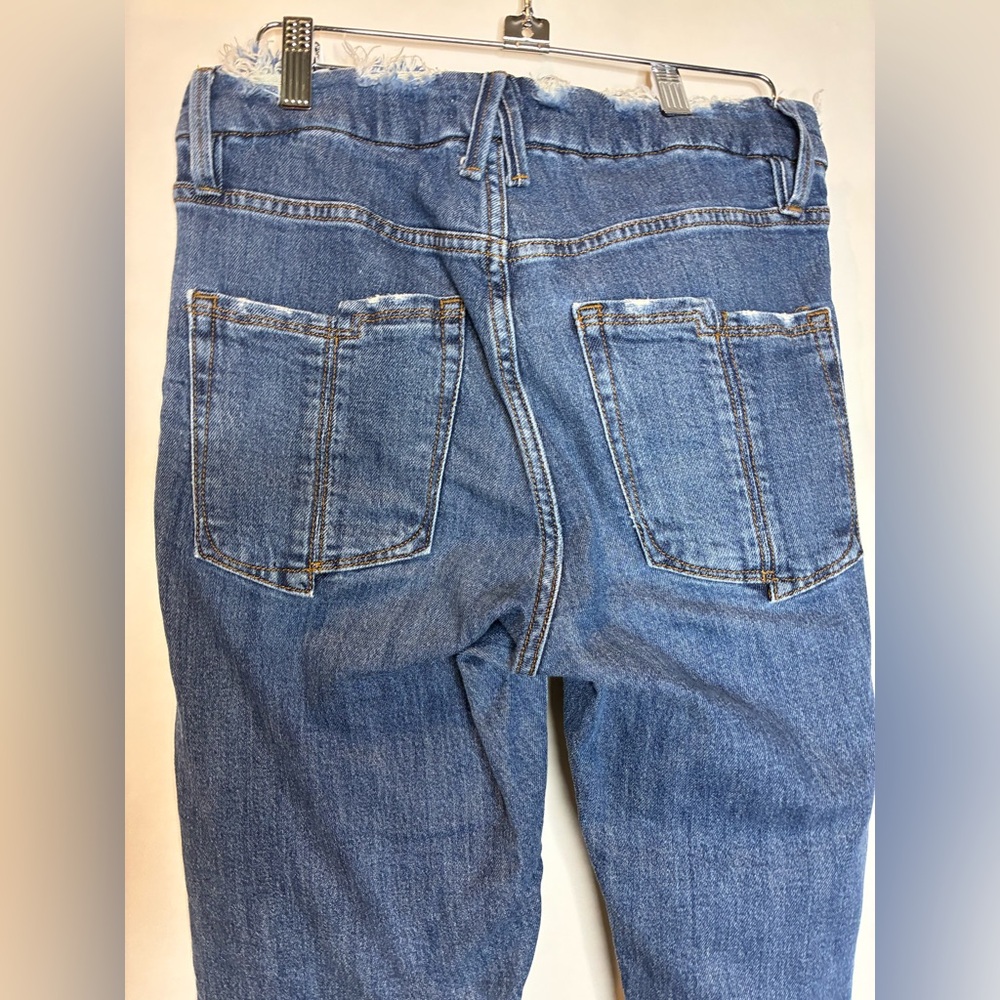 Good American | Straight Raw Hem Jeans - Picture 4 of 6